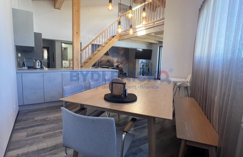 Prodej jediněčného mezonotového apartmánu, 124m2, 2 koupelny, terasy a WC, Lipno nad Vltavou.