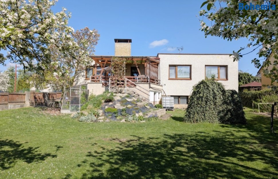 pohled na dům ze zahrady