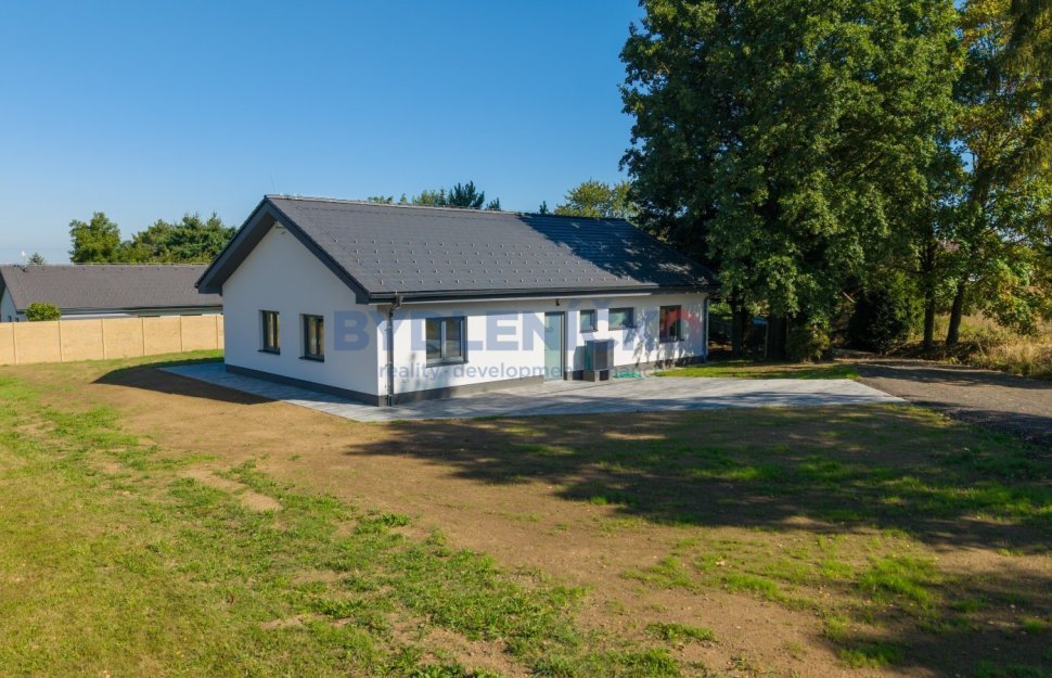 Prodej novostavby rodinného domu, pozemek 941 m2, okraj vesnice Dolní Třebonín, okr. Český Krumlov