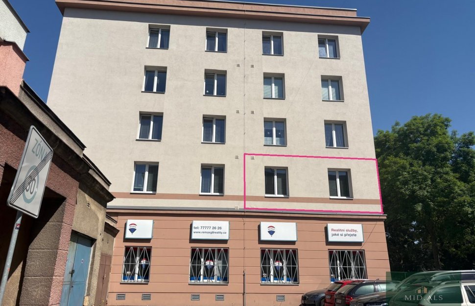 Francouzská z boku ohraničené.jpg